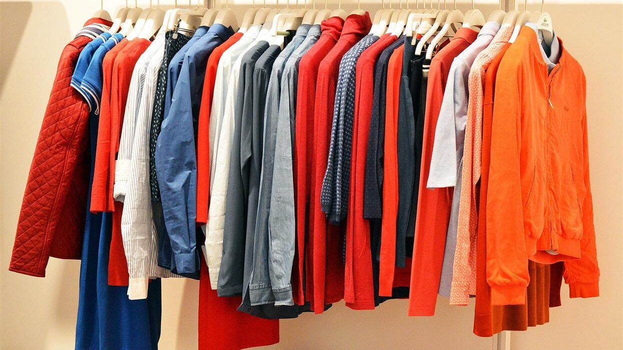 TK Maxx ist eine beliebte Einzelhandelskette, die für ihr breites Angebot an Marken- und Designerprodukten zu reduzierten Preisen bekannt ist. Sie gehört zu The TJX Companies, Inc., einem der größten Off-Price-Einzelhandelskonzerne weltweit. Während die Marke in den USA unter dem Namen T.J. Maxx firmiert, ist sie in Europa als TK Maxx bekannt. Das Unternehmen hat sich einen Namen gemacht, indem es seinen Kunden hochwertige Produkte, modische Kleidung und Haushaltswaren zu Preisen anbietet, die in der Regel unter denen traditioneller Einzelhandelsgeschäfte liegen.