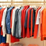TK Maxx ist eine beliebte Einzelhandelskette, die für ihr breites Angebot an Marken- und Designerprodukten zu reduzierten Preisen bekannt ist. Sie gehört zu The TJX Companies, Inc., einem der größten Off-Price-Einzelhandelskonzerne weltweit. Während die Marke in den USA unter dem Namen T.J. Maxx firmiert, ist sie in Europa als TK Maxx bekannt. Das Unternehmen hat sich einen Namen gemacht, indem es seinen Kunden hochwertige Produkte, modische Kleidung und Haushaltswaren zu Preisen anbietet, die in der Regel unter denen traditioneller Einzelhandelsgeschäfte liegen.