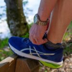 Laufen hat sich zu einer der beliebtesten Möglichkeiten entwickelt, aktiv zu bleiben, die Fitness zu verbessern und die Natur zu genießen. Egal, ob Sie im Wettkampf laufen, trainieren oder einfach nach einem langen Tag entspannen möchten die richtige Ausrüstung spielt eine entscheidende Rolle für Ihre Leistung und Ihren Komfort. Shop4Runners ist ein spezialisierter Online-Shop für Läufer, die hochwertige Ausrüstung, innovative Technologie und Markenprodukte aus einer Hand suchen. Von Premium-Laufschuhen über Funktionsbekleidung bis hin zu unverzichtbarem Zubehör bietet Shop4Runners alles, was Sportler für ein optimales Lauferlebnis benötigen.