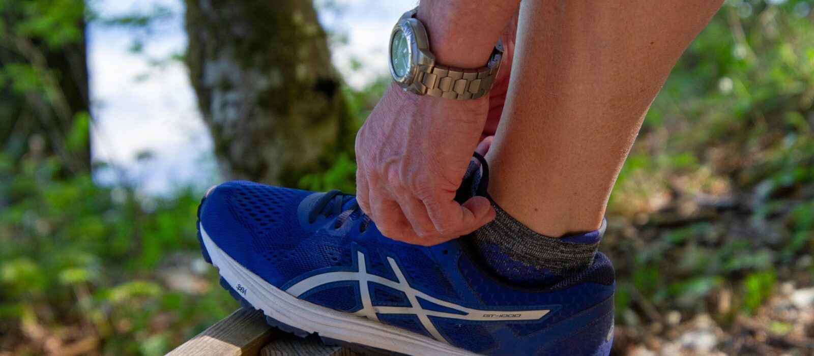 Laufen hat sich zu einer der beliebtesten Möglichkeiten entwickelt, aktiv zu bleiben, die Fitness zu verbessern und die Natur zu genießen. Egal, ob Sie im Wettkampf laufen, trainieren oder einfach nach einem langen Tag entspannen möchten die richtige Ausrüstung spielt eine entscheidende Rolle für Ihre Leistung und Ihren Komfort. Shop4Runners ist ein spezialisierter Online-Shop für Läufer, die hochwertige Ausrüstung, innovative Technologie und Markenprodukte aus einer Hand suchen. Von Premium-Laufschuhen über Funktionsbekleidung bis hin zu unverzichtbarem Zubehör bietet Shop4Runners alles, was Sportler für ein optimales Lauferlebnis benötigen.