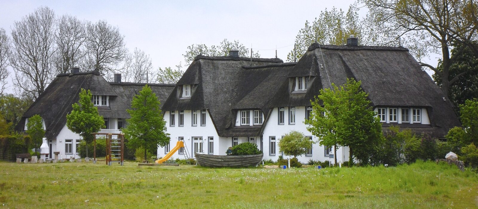 Bei der Planung eines unvergesslichen Urlaubs kann die Wahl der richtigen Unterkunft den entscheidenden Unterschied machen. Reisende suchen heute vermehrt nach Unterkünften, die Komfort, Privatsphäre, Flexibilität und authentische Erlebnisse vor Ort bieten. Interhome, einer der etabliertesten Ferienhausanbieter Europas, bietet eine große Auswahl an Ferienwohnungen und häusern, die es Reisenden ermöglichen, ihre Reise entspannt und individuell zu genießen. Von Villen am Meer und Landhäusern bis hin zu stilvollen Stadtappartements und Chalets in den Alpen die Ferienwohnungen und -häuser von Interhome bieten komfortable Aufenthalte in den beliebtesten Reisezielen Europas.