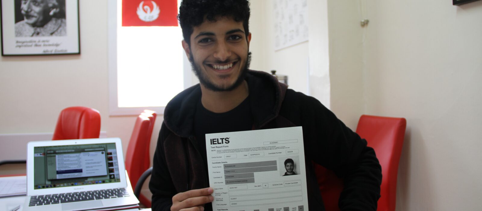 Die Vorbereitung auf die IELTS Prüfung kann überwältigend sein, insbesondere angesichts des Drucks, eine hohe Punktzahl für Studium, Beruf oder Einwanderung zu erreichen. Der Schlüssel zum Erfolg liegt in kontinuierlichem Üben, Vertrautheit mit dem Testformat und dem Zugang zu zuverlässigen Lernmaterialien. Hier wird IELTS-Practice-Tests.com zu einem unverzichtbaren Partner auf Ihrem Weg zur perfekten Vorbereitung.