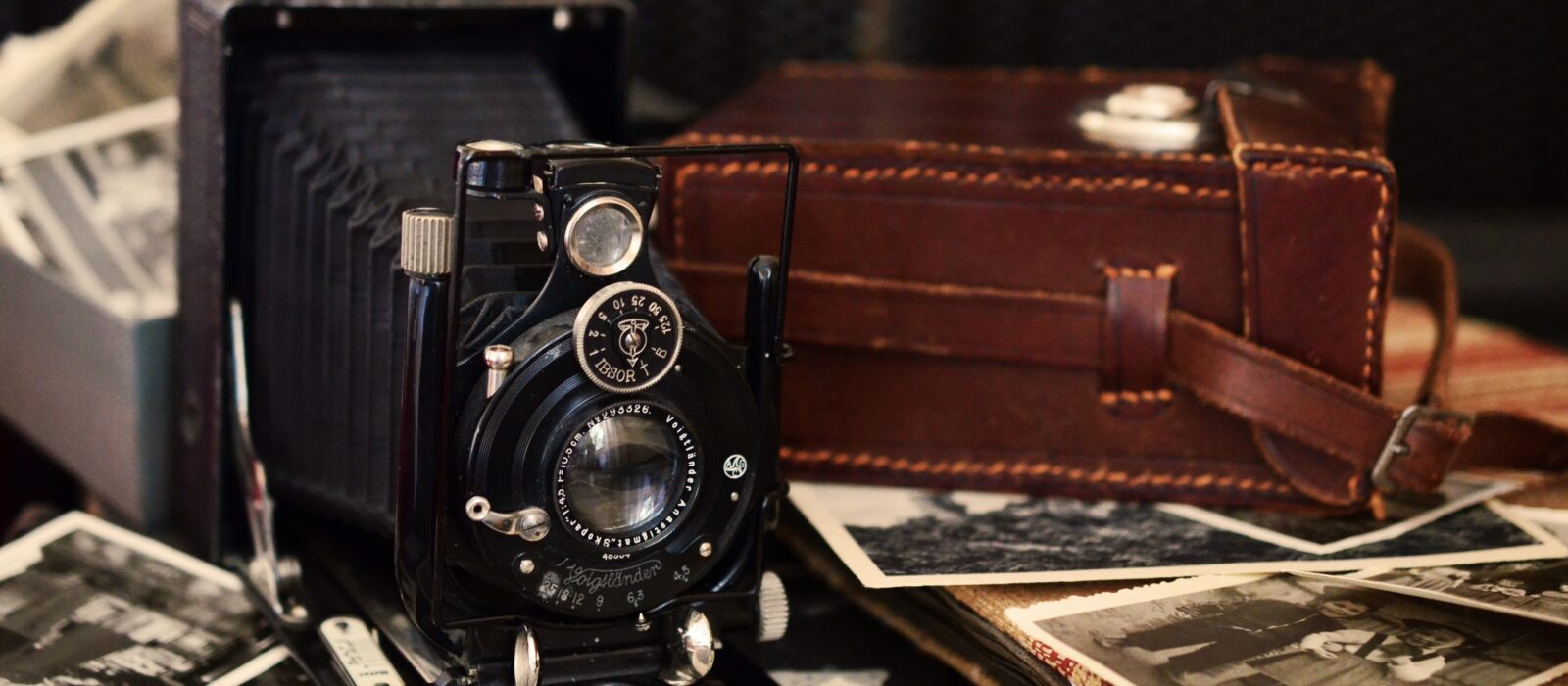 In einer Welt voller flüchtiger Bilder und digitalem Rauschen lädt uns Fotografiska Berlin ein, innezuhalten und wirklich hinzusehen. Mehr als nur ein Museum, ist es ein Kulturraum, in dem die Fotografie zum Spiegel der Menschheit wird und sowohl ihre dunkelsten Momente als auch ihre stille Widerstandskraft widerspiegelt. Im Herzen Berlins gelegen, präsentiert Fotografiska eine Reihe von Ausstellungen, die unsere Wahrnehmung herausfordern, zum Nachdenken anregen und unser emotionales Bewusstsein vertiefen. Jeder der ausstellenden Künstler bietet eine eigene Perspektive, durch die wir Geschichten von Konflikten, Identität, Erinnerung und dem sich wandelnden Verhältnis zwischen Mensch und Technologie entdecken.