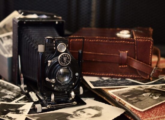 In einer Welt voller flüchtiger Bilder und digitalem Rauschen lädt uns Fotografiska Berlin ein, innezuhalten und wirklich hinzusehen. Mehr als nur ein Museum, ist es ein Kulturraum, in dem die Fotografie zum Spiegel der Menschheit wird und sowohl ihre dunkelsten Momente als auch ihre stille Widerstandskraft widerspiegelt. Im Herzen Berlins gelegen, präsentiert Fotografiska eine Reihe von Ausstellungen, die unsere Wahrnehmung herausfordern, zum Nachdenken anregen und unser emotionales Bewusstsein vertiefen. Jeder der ausstellenden Künstler bietet eine eigene Perspektive, durch die wir Geschichten von Konflikten, Identität, Erinnerung und dem sich wandelnden Verhältnis zwischen Mensch und Technologie entdecken.