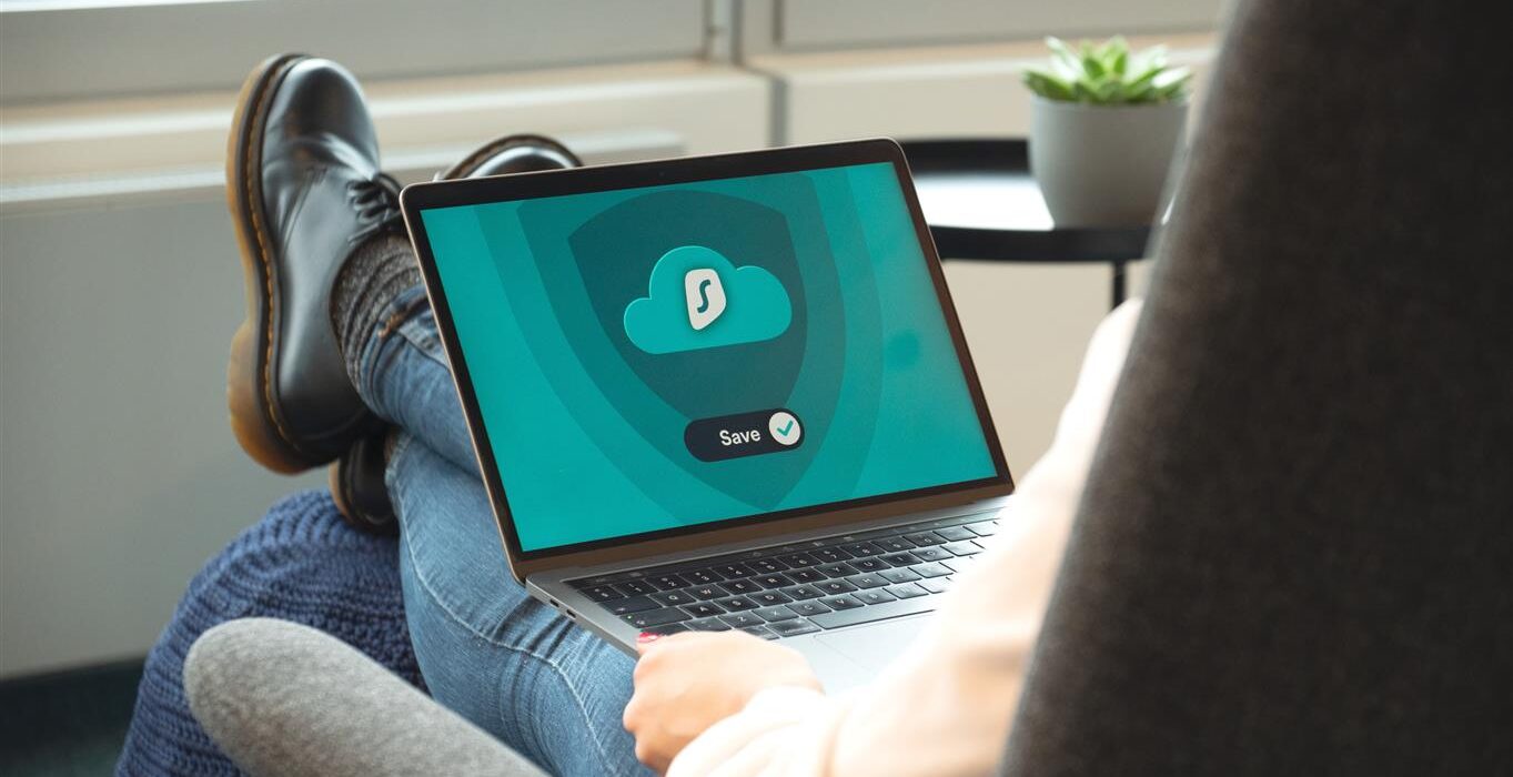 Im digitalen Zeitalter ist die Verwaltung mehrerer Online-Konten zu einer täglichen Herausforderung geworden. Von sozialen Medien über Banking bis hin zu Arbeitsplattformen – Nutzer müssen Dutzende von Passwörtern erstellen und sich merken. NordPass, entwickelt von den Cybersicherheitsexperten hinter NordVPN, bietet eine sichere und komfortable Lösung für dieses Problem.
