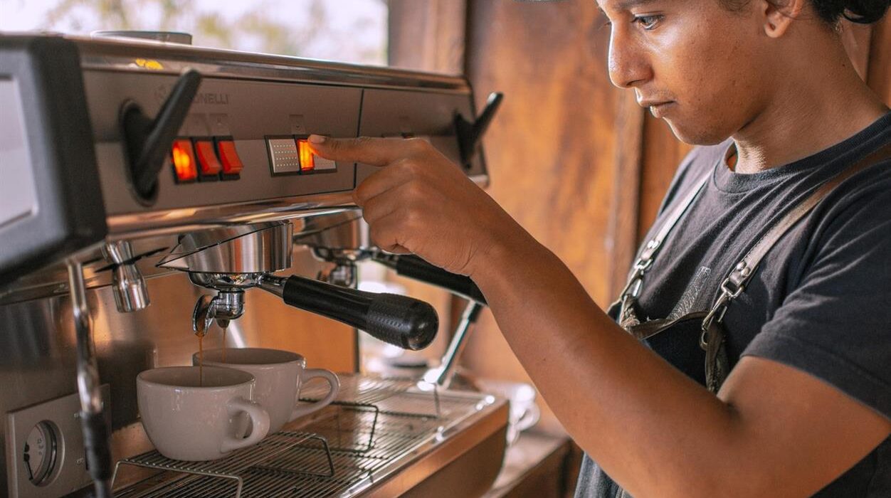 Seit Generationen steht KRUPS für deutsche Präzision, technologische Innovation und anspruchsvolles Design. Von Kaffeevollautomaten über Espressomaschinen und Handmixer bis hin zu Waffeleisen – die Marke bringt professionelle Leistung in moderne Küchen weltweit. Bei KRUPS geht es nicht nur um Küchengeräte, sondern darum, den Alltag in genussvolle Rituale zu verwandeln.