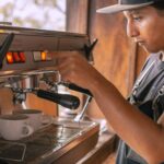 Kaffee hat in Deutschland einen besonderen Platz im Alltag. Vom schnellen Morgenkaffee vor der Arbeit bis zur entspannten Nachmittagspause mit Freunden oder Familie Kaffee gehört in vielen Haushalten zum täglichen Rhythmus. Da die Kaffeekultur immer beliebter wird, suchen viele Haushalte nach Kaffeemaschinen, die Leistung, Komfort und elegantes Design vereinen. Nobolino.de bietet eine Auswahl an Kaffeemaschinen, die modernes Design und zuverlässige Brühtechnologie kombinieren und sich somit ideal für moderne Küchen eignen. Eine gut designte Kaffeemaschine ist mehr als nur ein Küchengerät. Sie wird zum zentralen Bestandteil des Zuhauses und trägt dazu bei, den ganzen Tag über genussvolle Kaffeemomente zu schaffen. Mit den stilvollen Kaffeemaschinen von Nobolino.de wird die Zubereitung Ihrer Lieblingskaffeegetränke zu Hause einfach und angenehm.