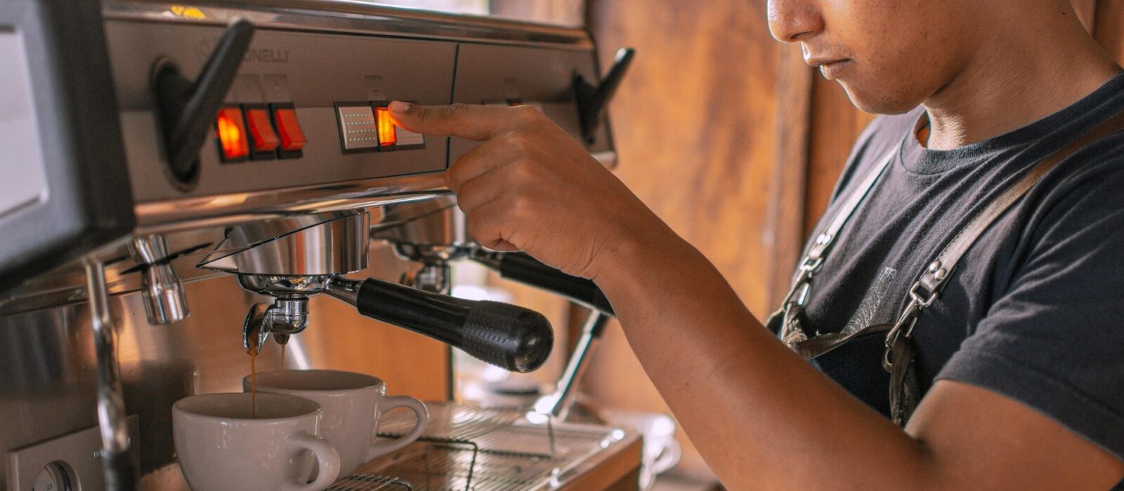 Kaffee hat in Deutschland einen besonderen Platz im Alltag. Vom schnellen Morgenkaffee vor der Arbeit bis zur entspannten Nachmittagspause mit Freunden oder Familie Kaffee gehört in vielen Haushalten zum täglichen Rhythmus. Da die Kaffeekultur immer beliebter wird, suchen viele Haushalte nach Kaffeemaschinen, die Leistung, Komfort und elegantes Design vereinen. Nobolino.de bietet eine Auswahl an Kaffeemaschinen, die modernes Design und zuverlässige Brühtechnologie kombinieren und sich somit ideal für moderne Küchen eignen. Eine gut designte Kaffeemaschine ist mehr als nur ein Küchengerät. Sie wird zum zentralen Bestandteil des Zuhauses und trägt dazu bei, den ganzen Tag über genussvolle Kaffeemomente zu schaffen. Mit den stilvollen Kaffeemaschinen von Nobolino.de wird die Zubereitung Ihrer Lieblingskaffeegetränke zu Hause einfach und angenehm.