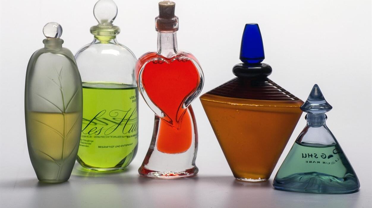 Authentische Parfums, hochwertige Hautpflege und angesagte Beauty-Produkte an einem Ort zu finden, kann Ihr Einkaufserlebnis revolutionieren. Notino hat sich zu einer vertrauenswürdigen Online-Adresse für Beauty-Liebhaber entwickelt, die eine große Auswahl an Düften, Kosmetik, Haarpflege und Dermokosmetik von weltbekannten Marken suchen – alles zu attraktiven Preisen. Mit einer starken Präsenz in ganz Europa und dem Engagement für Kundenzufriedenheit vereint Notino Vielfalt, Zuverlässigkeit und attraktive Angebote auf einer benutzerfreundlichen Plattform.