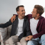 In der heutigen vernetzten Welt beginnen bedeutungsvolle Beziehungen oft online. Doch was wirklich zählt, ist nicht nur die Technologie, sondern Vertrauen, Respekt und ein Gefühl der Zugehörigkeit. Gaypartner.ch hat sich in der Schweiz zu einem Ort entwickelt, an dem schwule Männer sich kennenlernen, kommunizieren und vertrauensvoll und authentisch Beziehungen aufbauen können. Mit einem klaren Fokus auf die Schweizer Community bietet die Plattform ein einladendes Umfeld, das die Werte des Landes Diskretion, Vielfalt und gegenseitiger Respekt widerspiegelt.