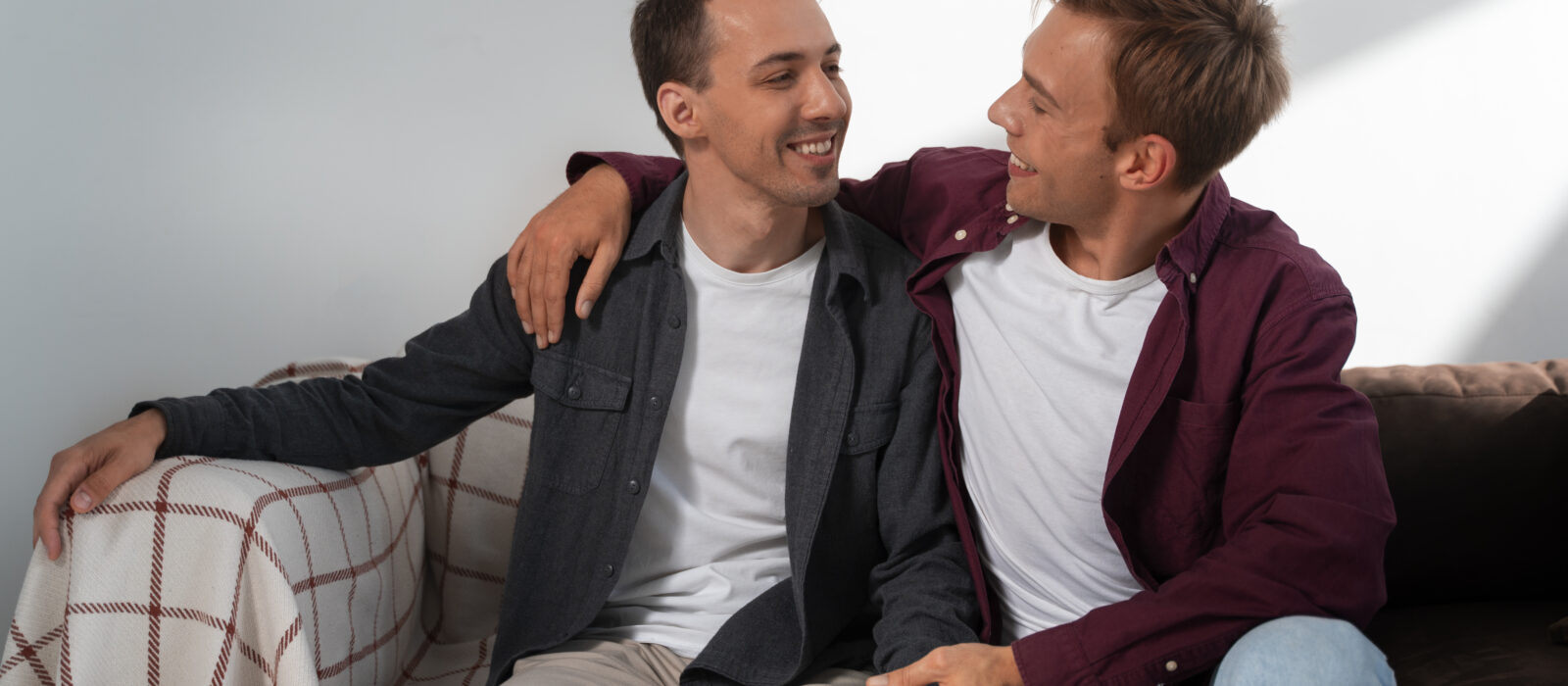 In der heutigen vernetzten Welt beginnen bedeutungsvolle Beziehungen oft online. Doch was wirklich zählt, ist nicht nur die Technologie, sondern Vertrauen, Respekt und ein Gefühl der Zugehörigkeit. Gaypartner.ch hat sich in der Schweiz zu einem Ort entwickelt, an dem schwule Männer sich kennenlernen, kommunizieren und vertrauensvoll und authentisch Beziehungen aufbauen können. Mit einem klaren Fokus auf die Schweizer Community bietet die Plattform ein einladendes Umfeld, das die Werte des Landes Diskretion, Vielfalt und gegenseitiger Respekt widerspiegelt.