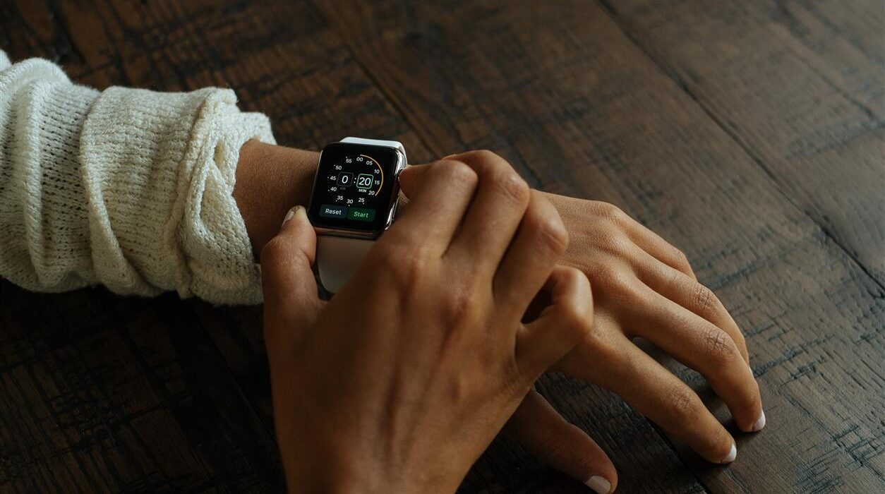 In einer Zeit, die von digitalen Wearables dominiert wird, bieten die Hybrid-Smartwatches von Pininfarina eine einzigartige Alternative: Sie vereinen die Eleganz traditioneller Uhrmacherkunst mit der Intelligenz moderner Technologie. Gefertigt mit italienischer Handwerkskunst und ausgestattet mit fortschrittlichem Gesundheits-Tracking, definieren diese Uhren die Möglichkeiten einer Smartwatch neu.