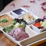 HelloFresh ist einer der weltweit führenden Anbieter von Kochboxen und macht Kochen zu Hause einfacher, schneller und genussvoller. Das Unternehmen liefert frische Zutaten und leicht verständliche Rezepte direkt nach Hause, sodass Kunden köstliche Mahlzeiten zubereiten können, ohne sich um Einkaufen oder Essensplanung kümmern zu müssen. Dank flexibler Abonnements und einer großen Auswahl an wöchentlichen Rezepten ist HelloFresh eine beliebte Lösung für vielbeschäftigte Haushalte, die trotzdem frische, selbstgekochte Gerichte genießen möchten. HelloFresh wurde 2011 in Deutschland gegründet, ist rasant gewachsen und ist mittlerweile in vielen Ländern Europas, Nordamerikas und anderen Regionen vertreten. Millionen von Menschen nutzen den Service wöchentlich, um ihre Kochroutine zu vereinfachen und neue Gerichte zu entdecken.