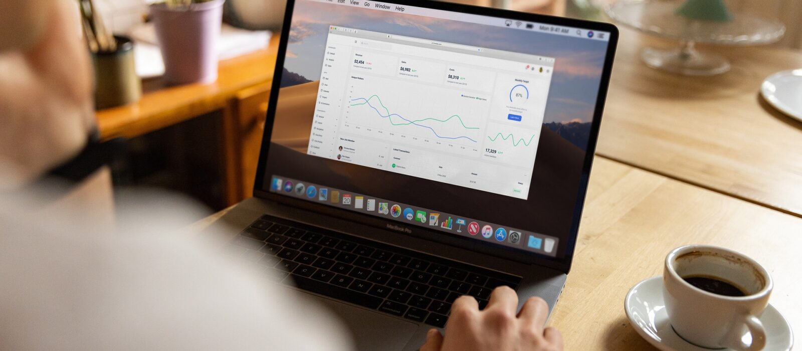 Im heutigen wettbewerbsintensiven und digital vernetzten Markt müssen Unternehmen auf präzise Daten und aussagekräftige Erkenntnisse angewiesen sein, um fundierte Entscheidungen zu treffen. Das Verständnis des Konsumentenverhaltens, die Beobachtung von Markttrends und die Bewertung der Marketingleistung sind für Unternehmen, die sich im Wettbewerb behaupten wollen, unerlässlich. Die horizoom GmbH spielt eine wichtige Rolle dabei, Organisationen bei der Erreichung dieser Ziele zu unterstützen, indem sie innovative Lösungen für die digitale Marktforschung anbietet. Dank ihrer Expertise in Online-Panels, fortschrittlichen Datendiensten und Forschungsunterstützung verbindet horizoom Unternehmen mit zuverlässigen, datenbasierten Erkenntnissen, die intelligentere Strategien und bessere Ergebnisse ermöglichen.