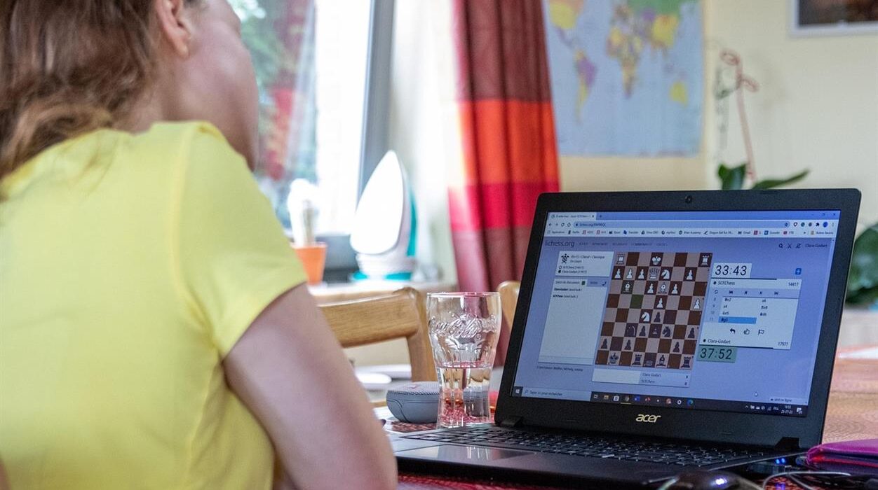 Online Geld zu verdienen klingt oft kompliziert – Freelancing, Investieren, Content-Erstellung oder die Gründung eines eigenen Unternehmens. Doch nicht jeder möchte einen zweiten Beruf ergreifen. Manchmal sucht man einfach nur nach einer unkomplizierten Möglichkeit, die Freizeit sinnvoll zu nutzen. Genau hier setzt Opinionz an. Opinionz ist eine digitale Prämienplattform, auf der Nutzer durch das Ausfüllen von Umfragen, das Testen von Apps und die Teilnahme an Werbeaktionen Punkte sammeln können. Diese Punkte lassen sich gegen attraktive Prämien wie PayPal-Guthaben oder Geschenkgutscheine einlösen. Es geht nicht darum, Ihren Job zu ersetzen. Es geht darum, Ihre Freizeit produktiver zu gestalten.