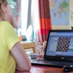 Online Geld zu verdienen klingt oft kompliziert – Freelancing, Investieren, Content-Erstellung oder die Gründung eines eigenen Unternehmens. Doch nicht jeder möchte einen zweiten Beruf ergreifen. Manchmal sucht man einfach nur nach einer unkomplizierten Möglichkeit, die Freizeit sinnvoll zu nutzen. Genau hier setzt Opinionz an. Opinionz ist eine digitale Prämienplattform, auf der Nutzer durch das Ausfüllen von Umfragen, das Testen von Apps und die Teilnahme an Werbeaktionen Punkte sammeln können. Diese Punkte lassen sich gegen attraktive Prämien wie PayPal-Guthaben oder Geschenkgutscheine einlösen. Es geht nicht darum, Ihren Job zu ersetzen. Es geht darum, Ihre Freizeit produktiver zu gestalten.