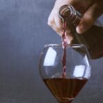 Wein ist mehr als nur ein Getränk er erzählt eine Geschichte von Kultur, Handwerkskunst und Tradition. In ganz Spanien und weltweit produzieren Weinberge Weine, die ihre Landschaften, Klimazonen und die Hingabe der Winzer widerspiegeln, die ihr Handwerk über Generationen perfektioniert haben. Für Weinliebhaber, die diese reiche und vielfältige Welt entdecken möchten, hat sich Decántalo zu einem der vertrauenswürdigsten Online-Weinhändler Spaniens entwickelt. Mit einem beeindruckenden Katalog, kompetenten Informationen und einem einfachen Online-Einkaufserlebnis lädt Decántalo seine Kunden ein, die Welt des Weins bequem von zu Hause aus zu entdecken.