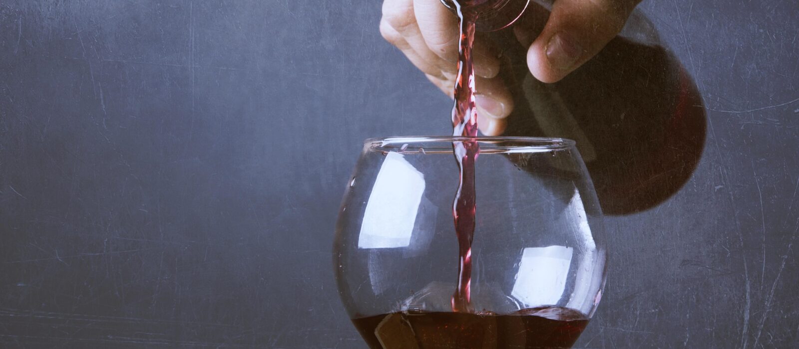 Wein ist mehr als nur ein Getränk er erzählt eine Geschichte von Kultur, Handwerkskunst und Tradition. In ganz Spanien und weltweit produzieren Weinberge Weine, die ihre Landschaften, Klimazonen und die Hingabe der Winzer widerspiegeln, die ihr Handwerk über Generationen perfektioniert haben. Für Weinliebhaber, die diese reiche und vielfältige Welt entdecken möchten, hat sich Decántalo zu einem der vertrauenswürdigsten Online-Weinhändler Spaniens entwickelt. Mit einem beeindruckenden Katalog, kompetenten Informationen und einem einfachen Online-Einkaufserlebnis lädt Decántalo seine Kunden ein, die Welt des Weins bequem von zu Hause aus zu entdecken.