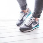 Seit über 40 Jahren definiert BÄR den Begriff „bequemes Schuhwerk“ neu. Als Pioniere der Zehenfreiheit seit 1982 entwickelt BÄR Schuhe, die die natürliche Fußform respektieren – und so Platz, Flexibilität und dauerhaften Komfort bieten. Im Gegensatz zu herkömmlichen Schuhen, die die Bewegungsfreiheit oft einschränken, unterstützt BÄR-Schuhwerk ein natürliches Gehen und gibt Ihren Zehen die Freiheit, die sie verdienen.