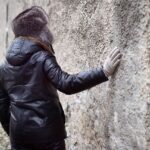 In einer Welt schnelllebiger Trends definiert sich wahrer Stil durch Langlebigkeit. In Deutschland, wo Handwerkskunst und Beständigkeit einen hohen Stellenwert haben, geht es in der Mode nicht nur um Aussehen, sondern um Qualität, die Bestand hat. CRONE verkörpert diese Philosophie mit Lederjacken, die nicht nur bewundert, sondern auch getragen werden sollen Saison für Saison, Jahr für Jahr. CRONE Jacken sind so konzipiert, dass sie Teil Ihres Alltags werden und sich mit Ihnen weiterentwickeln, ohne dabei ihren unverwechselbaren Charakter zu verlieren.