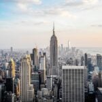 Hoch über der ikonischen Skyline Manhattans bietet das One World Observatory einen atemberaubenden Blick auf New York City wie kein anderes. Im obersten Stockwerk des One World Trade Center gelegen, vereint dieses Weltklasse Ziel beeindruckende Panoramablicke mit unvergesslichen Erlebnissen, exquisiter Gastronomie und exklusiven Arrangements ein absolutes Muss für Reisende und Einheimische.