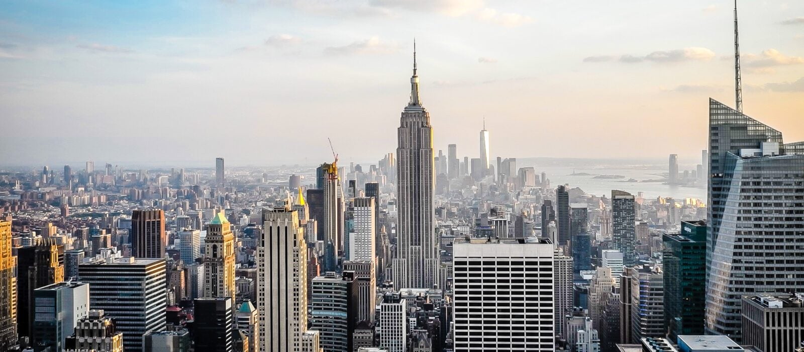 Hoch über der ikonischen Skyline Manhattans bietet das One World Observatory einen atemberaubenden Blick auf New York City wie kein anderes. Im obersten Stockwerk des One World Trade Center gelegen, vereint dieses Weltklasse Ziel beeindruckende Panoramablicke mit unvergesslichen Erlebnissen, exquisiter Gastronomie und exklusiven Arrangements ein absolutes Muss für Reisende und Einheimische.