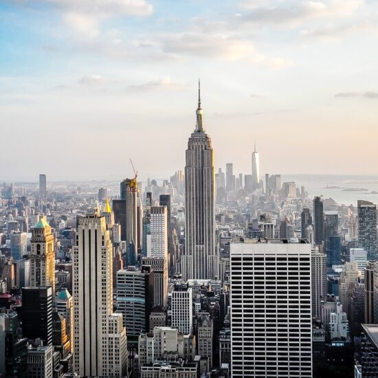 Hoch über der ikonischen Skyline Manhattans bietet das One World Observatory einen atemberaubenden Blick auf New York City wie kein anderes. Im obersten Stockwerk des One World Trade Center gelegen, vereint dieses Weltklasse Ziel beeindruckende Panoramablicke mit unvergesslichen Erlebnissen, exquisiter Gastronomie und exklusiven Arrangements ein absolutes Muss für Reisende und Einheimische.
