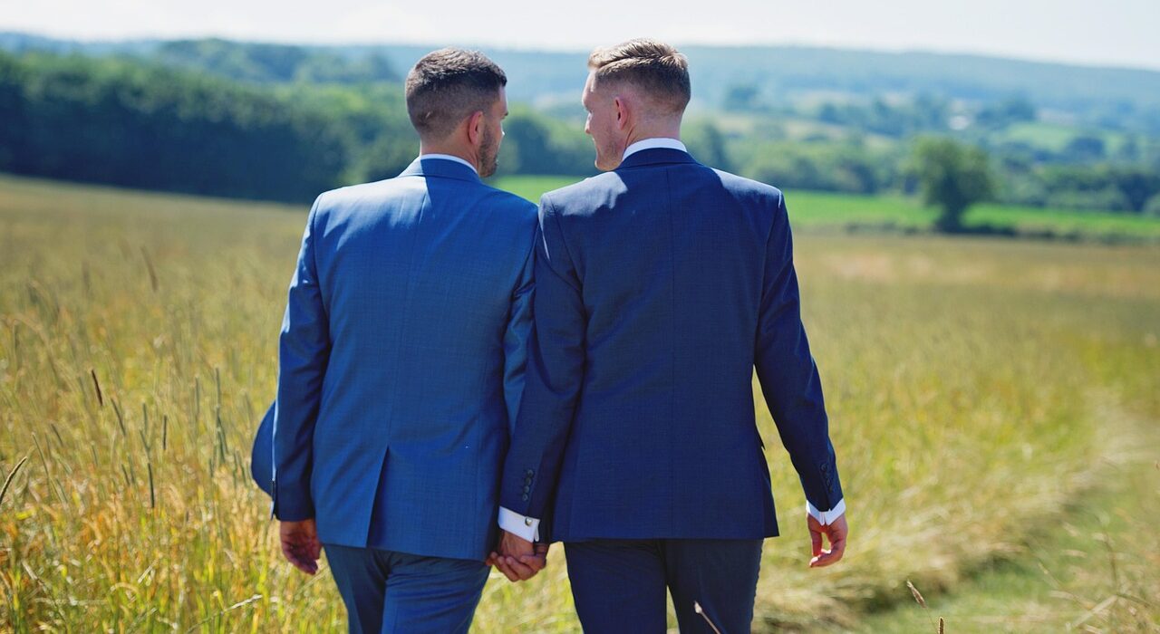In einer zunehmend digitalisierten Welt ist die Suche nach echten menschlichen Beziehungen wichtiger denn je. Für schwule Männer in der ganzen Schweiz bietet Gaypartner.ch einen eigenen Online-Raum, der authentische Beziehungen, tiefgründige Gespräche und Begegnungen im realen Leben fördert. Mit einem starken lokalen Fokus und einem tiefen Verständnis für die Schweizer Kultur und Werte schafft die Plattform ein Umfeld, in dem sich Kontakte persönlich und gleichzeitig unkompliziert anfühlen.