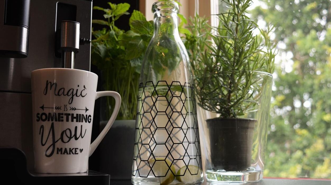 Seit Jahrzehnten steht KRUPS für Präzisionstechnik, Innovation und hochwertige Küchengeräte. Die Marke ist weltweit bekannt für ihre Kaffeevollautomaten und Espressomaschinen und vereint fortschrittliche Technologie mit elegantem Design für professionelle Ergebnisse in Ihrem Zuhause. Ob Sie ein leidenschaftlicher Kaffeeliebhaber, ein begeisterter Backfan oder einfach jemand sind, der Wert auf zuverlässige Küchengeräte legt – KRUPS bietet Lösungen für ein besseres Alltagserlebnis.