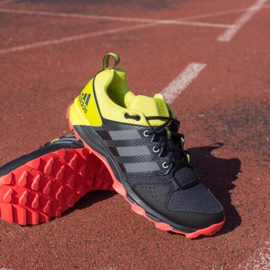 Ob Sie ein erfahrener Marathonläufer, ein Gelegenheitsjogger oder ein Laufanfänger sind – die richtige Ausrüstung kann den entscheidenden Unterschied machen. Von stützenden Laufschuhen über atmungsaktive Bekleidung bis hin zu leistungsstarkem Zubehör benötigt jeder Läufer Ausrüstung, die den Komfort erhöht, die Leistung steigert und das Verletzungsrisiko reduziert. Shop4Runners hat sich als vertrauenswürdige Anlaufstelle für Sportler und Fitnessbegeisterte etabliert, die hochwertige Laufausrüstung an einem Ort suchen.