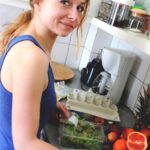 HelloFresh ist einer der weltweit führenden Anbieter von Kochboxen und macht Kochen zu Hause einfacher, schneller und genussvoller. Das Unternehmen liefert frische Zutaten und Schritt-für-Schritt-Rezepte direkt nach Hause, sodass Kunden köstliche Mahlzeiten zubereiten können, ohne sich um Essensplanung oder Einkaufen kümmern zu müssen. Mit einer großen Auswahl an Rezepten, flexiblen Abonnements und bequemen Lieferoptionen ist HelloFresh eine beliebte Wahl für vielbeschäftigte Singles, Paare und Familien. HelloFresh wurde mit dem Ziel gegründet, Kochen zu vereinfachen, und beliefert heute Millionen von Kunden in vielen Ländern. Das Unternehmen expandiert weltweit weiter.