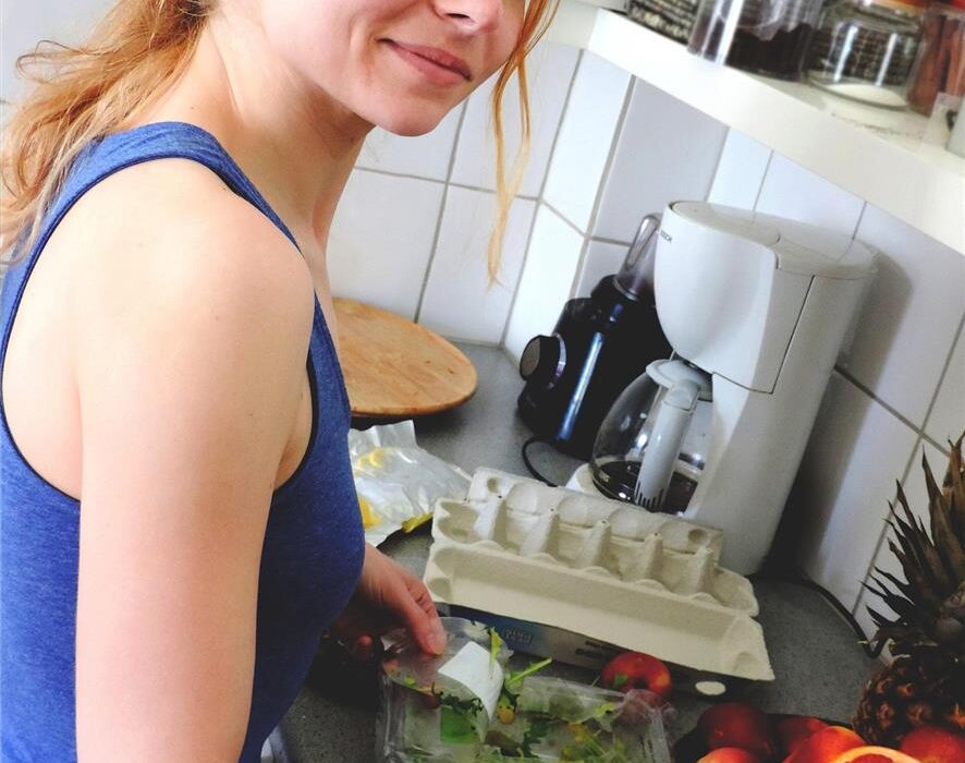 HelloFresh ist einer der weltweit führenden Anbieter von Kochboxen und macht Kochen zu Hause einfacher, schneller und genussvoller. Das Unternehmen liefert frische Zutaten und Schritt-für-Schritt-Rezepte direkt nach Hause, sodass Kunden köstliche Mahlzeiten zubereiten können, ohne sich um Essensplanung oder Einkaufen kümmern zu müssen. Mit einer großen Auswahl an Rezepten, flexiblen Abonnements und bequemen Lieferoptionen ist HelloFresh eine beliebte Wahl für vielbeschäftigte Singles, Paare und Familien. HelloFresh wurde mit dem Ziel gegründet, Kochen zu vereinfachen, und beliefert heute Millionen von Kunden in vielen Ländern. Das Unternehmen expandiert weltweit weiter.