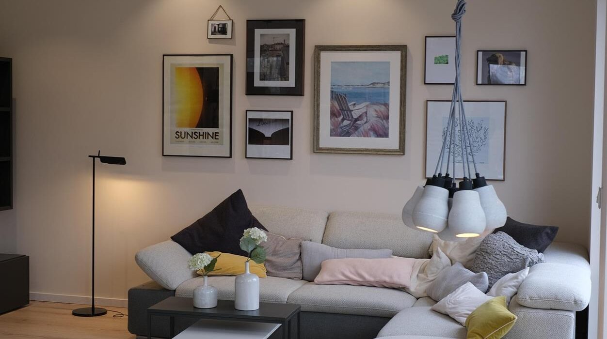 Ein Zuhause sollte ein Ort der Balance sein – stilvoll und praktisch, modern und einladend. Möbel Schubiger AG vereint diese Elemente mit hochwertigen Möbeln, inspirierenden Einrichtungskonzepten und durchdachten Services, die sich am Alltag orientieren. Von eleganten Wohnzimmern über formschöne Küchen bis hin zu entspannenden Außenbereichen – Möbel Schubiger schafft Umgebungen, in denen Komfort und Ästhetik harmonisch zusammenwirken.