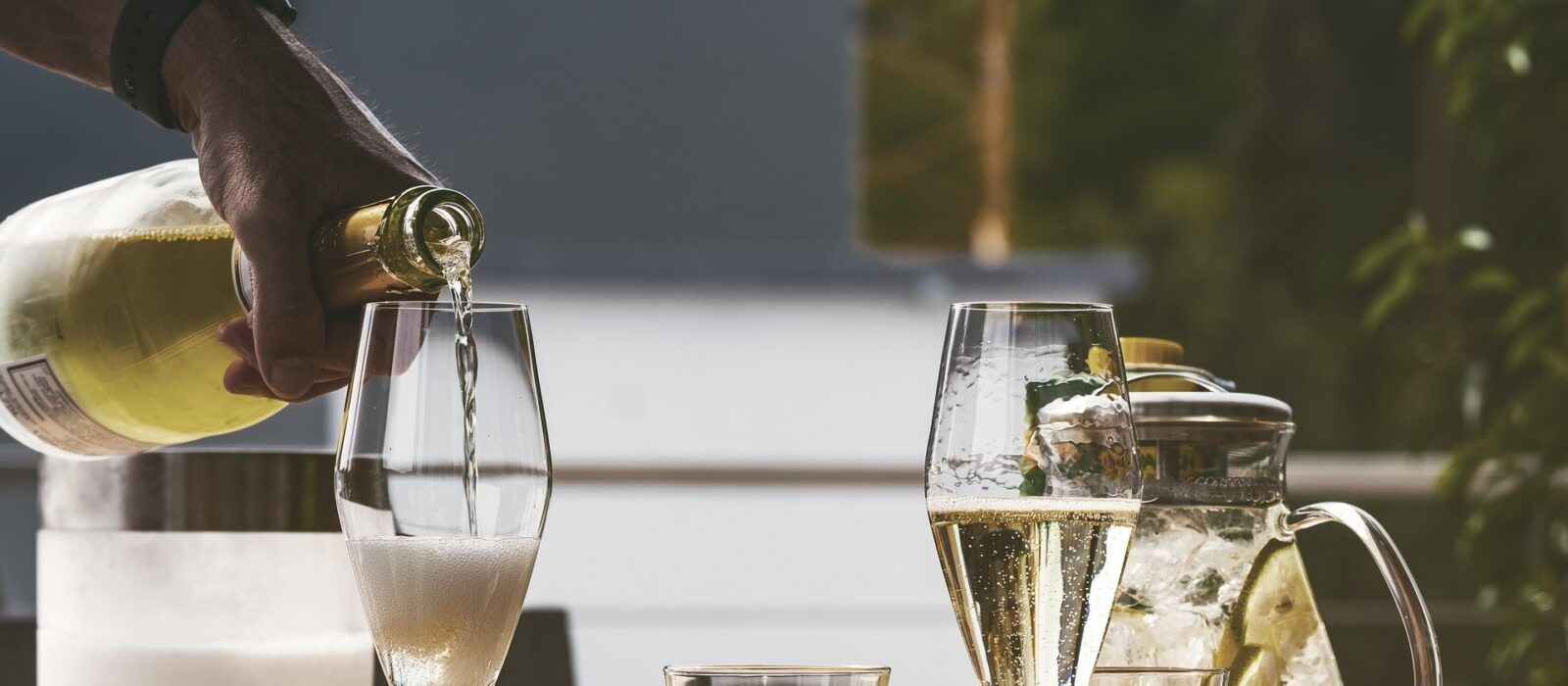 Wein ist seit jeher ein wichtiger Bestandteil der spanischen Kultur. Von den Weinbergen der Rioja bis zu den Küstenweingütern Kataloniens bietet Spanien einige der berühmtesten Weine der Welt. Für Weinliebhaber, die diese außergewöhnlichen Tropfen bequem erwerben möchten, hat sich Decántalo zu einer der vertrauenswürdigsten Online-Adressen entwickelt. Als einer der führenden Online-Weinhändler Spaniens verbindet Decántalo Weinfreunde mit einer vielfältigen Auswahl an Weinen aus Spanien und der ganzen Welt.