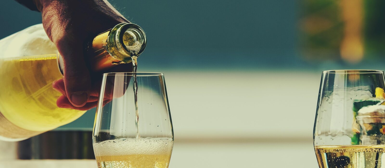 Spanien zählt zu den renommiertesten Weinbauländern der Welt und ist bekannt für sein reiches Erbe, seine vielfältigen Weinberge und seine außergewöhnlichen Rebsorten. Von den legendären Rioja-Weinen bis zu den lebendigen Weißweinen der Rías Baixas die spanische Weinkultur zieht seit Langem Weinliebhaber aus aller Welt an. Dank Decántalo, Spaniens führendem digitalen Marktplatz für Weinliebhaber, ist es heute einfacher denn je, diese bemerkenswerten Weine zu entdecken. Decántalo vereint Tradition und Technologie und ermöglicht es Kunden, Tausende von Weinen aus Spanien und anderen Ländern bequem von zu Hause aus zu entdecken.