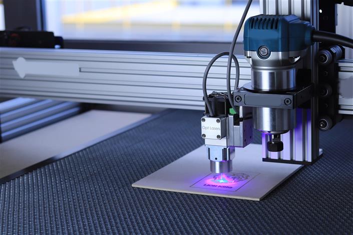 Mr Beam Lasers ist ein deutsches Unternehmen, das sich auf Desktop-Laserschneider und -gravierer spezialisiert hat. Die Geräte zeichnen sich durch Kreativität, Präzision und Sicherheit aus. Ob für Hobbybastler, kleine Unternehmen oder Bildungseinrichtungen – Mr Beam bietet benutzerfreundliche Werkzeuge, die Laserschneiden und -gravieren einfach und zuverlässig machen.