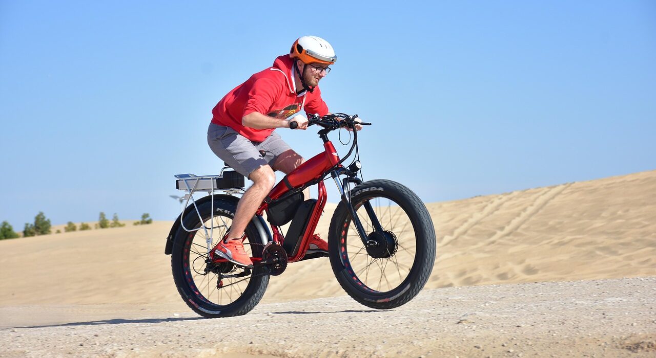 Sport ist mehr als Bewegung. Es ist der Moment, in dem sich dein Atem beim morgendlichen Lauf beruhigt. Es ist das sichere Gefühl, das ein Wanderschuh auf unebenem Gelände vermittelt. Es ist die Freiheit einer Radtour, die einen normalen Tag in ein Abenteuer verwandelt. Gigasport vereint all das und macht Sport weniger zu einer Pflicht, sondern zu einem Erlebnis, auf das man sich freut. Für Menschen, die aktiv leben und bewusst einkaufen, ist Gigasport darauf ausgelegt, jeden Schritt, jeden Lauf und jede Fahrt zu unterstützen. Von leistungsstarker Laufbekleidung bis hin zu E-Bikes, die Mobilität neu definieren, bietet die Marke die ganze Welt des Sports an einem Ort.