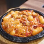 HelloFresh ist einer der weltweit beliebtesten Anbieter von Kochboxen und wurde entwickelt, um das Kochen zu Hause einfacher, schneller und angenehmer zu gestalten. Durch die Lieferung frischer Zutaten und Schritt-für-Schritt-Rezepte direkt an die Haustür nimmt HelloFresh den Kunden den Stress der Essensplanung und des Einkaufs ab. Der Service ermöglicht es, schnell leckere Mahlzeiten zuzubereiten und jede Woche eine große Auswahl an Rezepten zu genießen. HelloFresh wurde 2011 in Berlin gegründet und hat sich zu einem globalen Unternehmen entwickelt, das Millionen von Haushalten in Europa, Nordamerika und anderen Teilen der Welt beliefert. Der bequeme Ansatz von HelloFresh hat die Art und Weise, wie viele Menschen zu Hause kochen, revolutioniert.