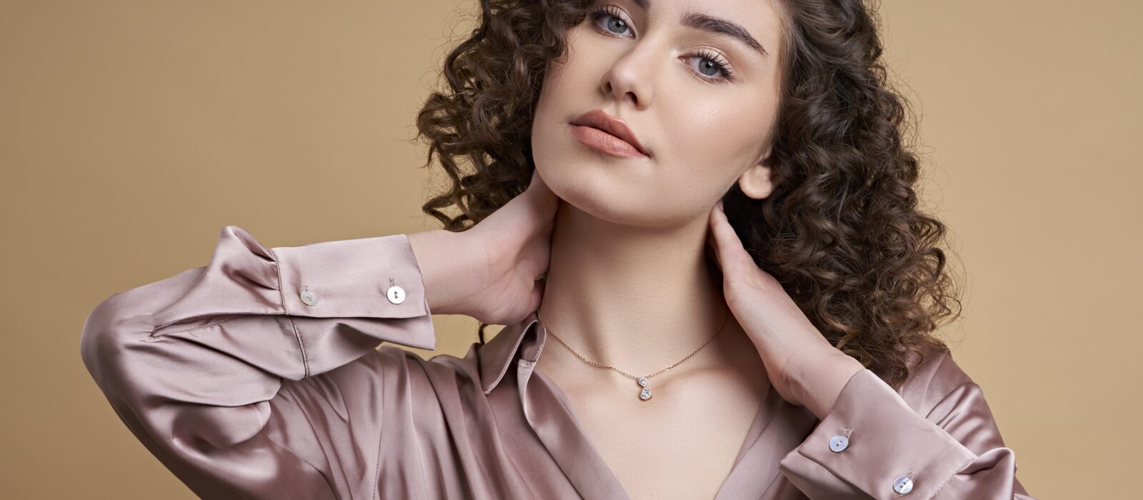 In einer Welt, in der Fast Fashion die Kleiderschränke dominiert und Trends über Nacht wechseln, definiert eine neue Art von Luxus die Branche still und leise neu eine, die auf Achtsamkeit, Nachhaltigkeit und zeitloser Eleganz basiert. An der Spitze dieser Bewegung steht LILYSILK, eine Marke, die die Kluft zwischen Genuss und Verantwortung erfolgreich überbrückt.