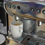 Kaffee ist in Deutschland ein unverzichtbarer Bestandteil des Alltags. Vom ersten Schluck am Morgen bis zur entspannten Nachmittagspause Kaffee spendet Millionen von Haushalten Wohlbefinden und Energie. Die Kaffeekultur entwickelt sich stetig weiter, und immer mehr Menschen entscheiden sich für hochwertige Kaffeemaschinen, mit denen sie Kaffeegenuss wie im Café zu Hause erleben können. Die Kaffeemaschinen von Nobolino.de bieten eine stilvolle und praktische Lösung für alle, die Wert auf Design und Leistung in der Küche legen. Mit modernen Funktionen, elegantem Design und zuverlässiger Brühtechnologie verwandeln die Kaffeemaschinen von Nobolino.de die alltägliche Kaffeeroutine in ein genussvolles Ritual.