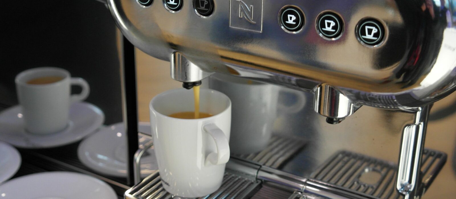 Kaffee ist in Deutschland ein unverzichtbarer Bestandteil des Alltags. Vom ersten Schluck am Morgen bis zur entspannten Nachmittagspause Kaffee spendet Millionen von Haushalten Wohlbefinden und Energie. Die Kaffeekultur entwickelt sich stetig weiter, und immer mehr Menschen entscheiden sich für hochwertige Kaffeemaschinen, mit denen sie Kaffeegenuss wie im Café zu Hause erleben können. Die Kaffeemaschinen von Nobolino.de bieten eine stilvolle und praktische Lösung für alle, die Wert auf Design und Leistung in der Küche legen. Mit modernen Funktionen, elegantem Design und zuverlässiger Brühtechnologie verwandeln die Kaffeemaschinen von Nobolino.de die alltägliche Kaffeeroutine in ein genussvolles Ritual.