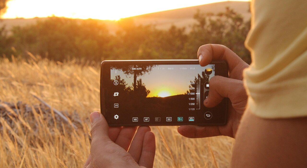 In einem Markt, der von Flaggschiff-Smartphones überschwemmt wird, ist wahre Innovation selten. Die meisten Geräte verbessern Bewährtes nur wenige definieren es neu. Das nubia Z80 Ultra konkurriert nicht nur im Spitzensegment, sondern stellt die Definition der Flaggschiff-Kategorie selbst infrage. Mit kompromissloser Leistung, bahnbrechenden Bildgebungsfunktionen und einer auf Präzisionstechnik basierenden Designphilosophie markiert das Z80 Ultra einen mutigen Sprung nach vorn in der Mobiltechnologie. Das ist keine Evolution. Das ist Neudefinition.