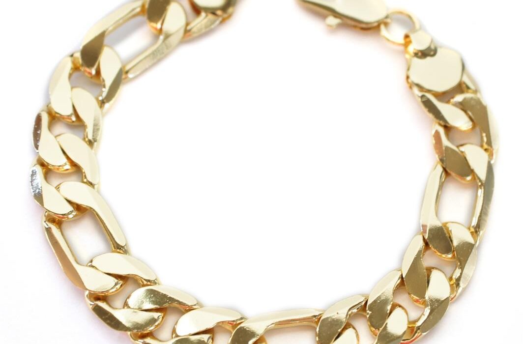 In der heutigen Zeit ist Schmuck mehr als nur ein Accessoire – er ist Ausdruck von Gefühlen, ein Symbol der Verbundenheit und ein Weg, bleibende Erinnerungen zu schaffen. OTANTO hat sich als Marke positioniert, die Stil und Gefühl vereint und eine große Auswahl an personalisiertem Schmuck bietet, der speziell für Paare und als bedeutungsvolles Geschenk entworfen wurde.