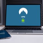 In der heutigen, hypervernetzten Welt, in der sich digitale Bedrohungen genauso schnell weiterentwickeln wie die Technologie selbst, ist die Wahl des richtigen VPNs nicht mehr optional, sondern unerlässlich. Unter den vielen verfügbaren Optionen hat sich NordVPN einen hervorragenden Ruf erarbeitet. Doch was bietet es jenseits der Marketingversprechen wirklich? Diese detaillierte Analyse untersucht die Geschwindigkeit, Sicherheit und die weniger bekannten Funktionen von NordVPN, die es auszeichnen damit Sie entscheiden können, ob es den Erwartungen gerecht wird.