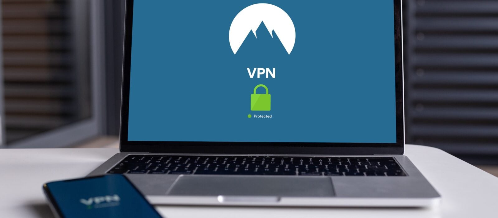 In der heutigen, hypervernetzten Welt, in der sich digitale Bedrohungen genauso schnell weiterentwickeln wie die Technologie selbst, ist die Wahl des richtigen VPNs nicht mehr optional, sondern unerlässlich. Unter den vielen verfügbaren Optionen hat sich NordVPN einen hervorragenden Ruf erarbeitet. Doch was bietet es jenseits der Marketingversprechen wirklich? Diese detaillierte Analyse untersucht die Geschwindigkeit, Sicherheit und die weniger bekannten Funktionen von NordVPN, die es auszeichnen damit Sie entscheiden können, ob es den Erwartungen gerecht wird.