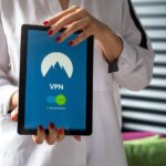 In Deutschland basiert Vertrauen auf Zuverlässigkeit. Ob im Ingenieurwesen, im Finanzwesen oder in der Technologie Sicherheit und Präzision sind nicht optional, sondern werden erwartet. Da der Alltag zunehmend digitalisiert wird, vom Online Banking über die Arbeit im Homeoffice bis hin zu E-Government-Diensten, ist der Schutz sensibler Daten wichtiger denn je. NordPass erfüllt diese Anforderung mit einer klaren Mission: digitale Sicherheit durch intelligente, moderne Sicherheitslösungen. Mehr als nur ein Passwort Manager NordPass steht für einen intelligenteren Ansatz zum Schutz persönlicher und beruflicher Daten in der sich ständig weiterentwickelnden Cyberwelt.