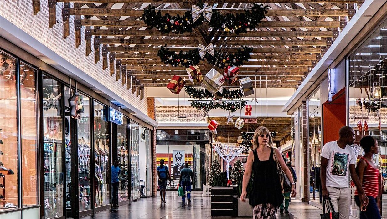 TK Maxx ist eine bekannte Einzelhandelskette, die Marken- und Designerprodukte zu reduzierten Preisen anbietet. Sie gehört zu The TJX Companies, Inc., einem der weltweit größten Off-Price-Einzelhandelskonzerne. In den USA firmiert die Marke unter dem Namen T.J. Maxx, während sie in Europa, darunter Großbritannien, Irland, Deutschland, Polen und Österreich, als TK Maxx bekannt ist. Das Unternehmen ist beliebt, weil es seinen Kunden hochwertige Mode, Accessoires und Haushaltswaren zu Preisen anbietet, die oft unter denen traditioneller Einzelhandelsgeschäfte liegen. Im Laufe der Jahre hat sich TK Maxx einen hervorragenden Ruf für ein gutes Preis-Leistungs-Verhältnis, eine große Auswahl und ein attraktives Einkaufserlebnis erworben.