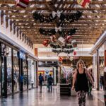 TK Maxx ist eine bekannte Einzelhandelskette, die Marken- und Designerprodukte zu reduzierten Preisen anbietet. Sie gehört zu The TJX Companies, Inc., einem der weltweit größten Off-Price-Einzelhandelskonzerne. In den USA firmiert die Marke unter dem Namen T.J. Maxx, während sie in Europa, darunter Großbritannien, Irland, Deutschland, Polen und Österreich, als TK Maxx bekannt ist. Das Unternehmen ist beliebt, weil es seinen Kunden hochwertige Mode, Accessoires und Haushaltswaren zu Preisen anbietet, die oft unter denen traditioneller Einzelhandelsgeschäfte liegen. Im Laufe der Jahre hat sich TK Maxx einen hervorragenden Ruf für ein gutes Preis-Leistungs-Verhältnis, eine große Auswahl und ein attraktives Einkaufserlebnis erworben.