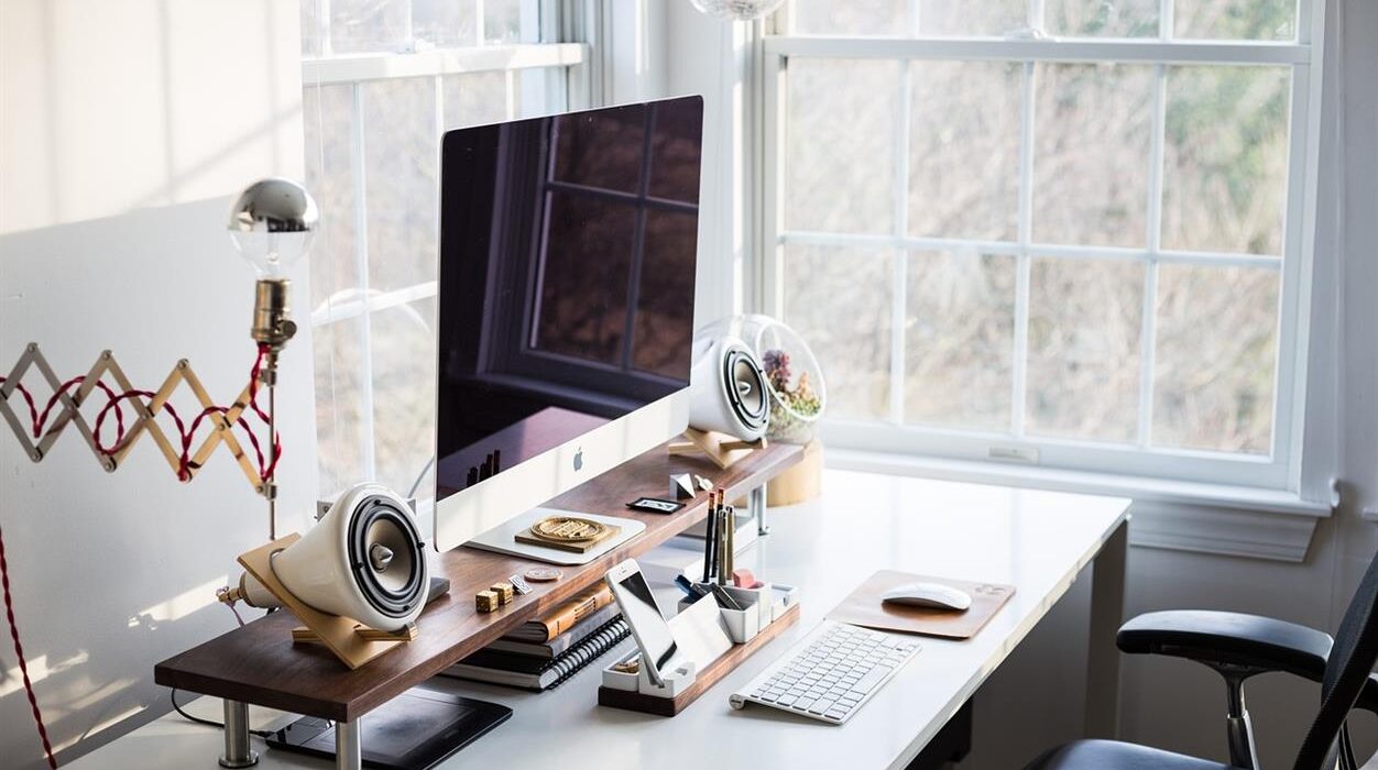 Ein gut ausgestatteter Arbeitsplatz ist die Basis für Produktivität, Effizienz und langfristigen Erfolg. Ob Sie ein modernes Büro einrichten, ein Lager optimieren oder Ihre Betriebsanlagen modernisieren möchten – Schäfer Shop bietet umfassende, auf Ihre Bedürfnisse zugeschnittene Lösungen. Mit jahrzehntelanger Erfahrung und einem breiten Produktsortiment unterstützt Schäfer Shop Unternehmen beim Aufbau funktionaler, ergonomischer und zukunftsfähiger Arbeitsumgebungen.