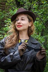 CRONE ist eine moderne Modemarke, die sich auf hochwertige Lederjacken spezialisiert hat und klassische Handwerkskunst mit modernem Design verbindet. Mit Kollektionen für Damen, Herren und Kinder hat sich CRONE einen Namen für stilvolle Oberbekleidung gemacht, die Langlebigkeit, Komfort und Eleganz vereint.